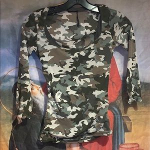 🌟🦅🦁Motivi Made in Italy camo top Sz small